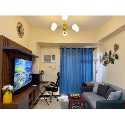 Bayfront 1BR Condo in Pasay Manila with Wi-Fi, Netflix & Pool Access, Near NAIA Airport, Mall of Asia, OKADA, CCP & PICC