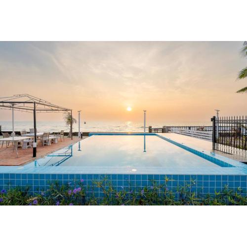 Beach 0 min Sunbeds BBQ Garden Fence Night Market