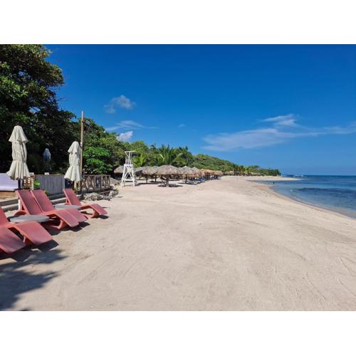 Beach Apartment with Pool - Costambar