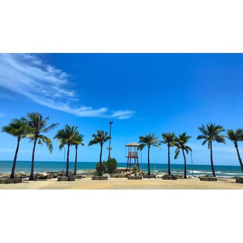 BEACH FRONT modern room + Free hi speed Wi-Fi