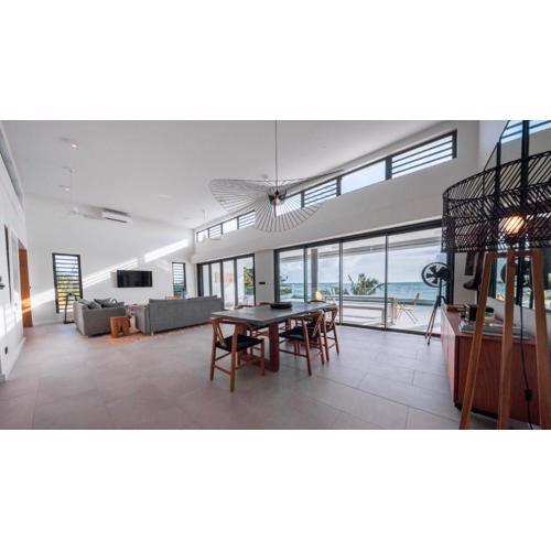 Beach front penthouse in Pereybere