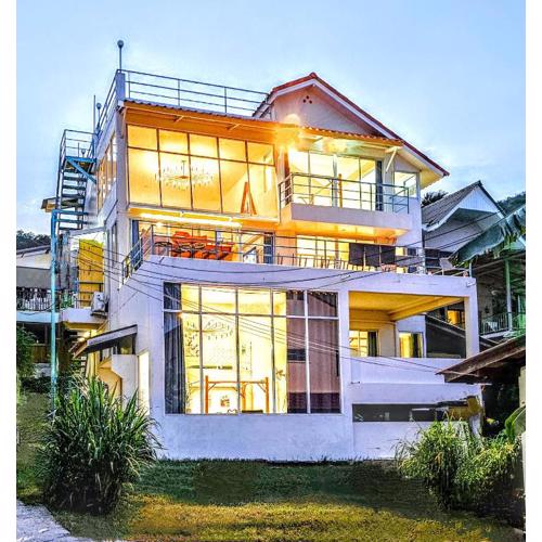 Beach Front Queen's Castle - Kid friendly, Holiday like Royalty