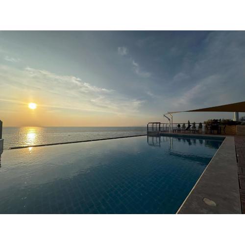 Beachfront 3BR with sunset view & Rooftop pool