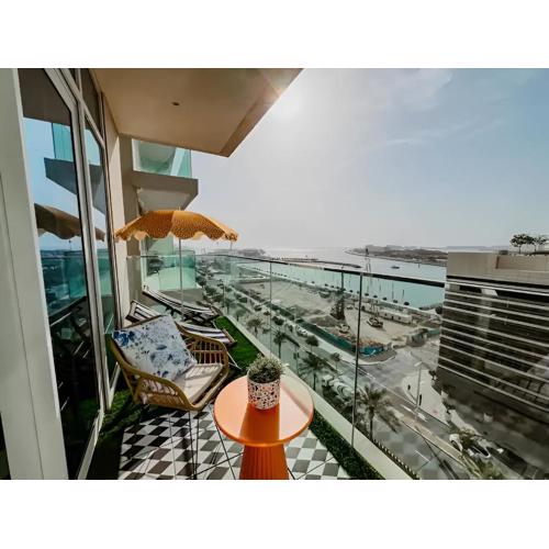 Beachfront Bliss: Chic 1 BR Retreat by the Sea