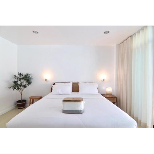 Beachfront Deluxe pool access room one-minute walk to Wonnapha beach FREE DISNEY PLUS