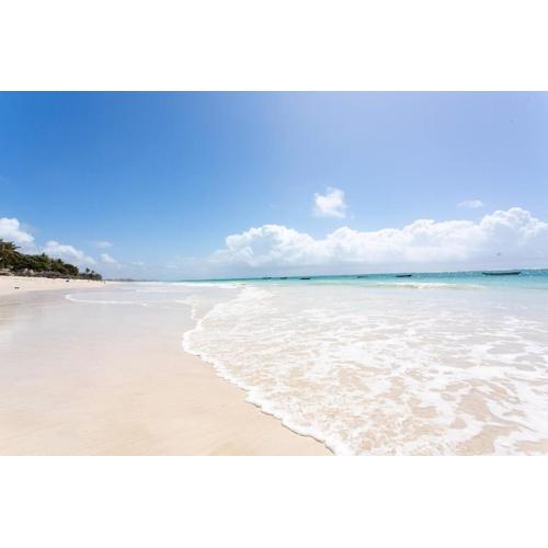 Beachfront Deluxe with AC, Wi-Fi, Pool, Ocean Views!