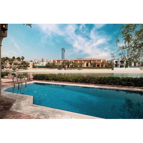 Beachfront Dubai Villa for 10 Guests with Full Kitchen & View