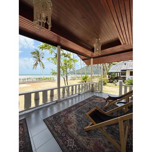 Beachfront house in Chaloklum