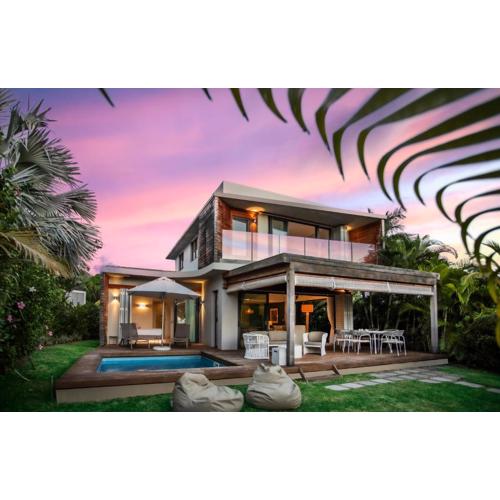 Beachfront Luxury Villa & pool