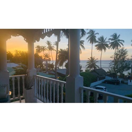 Beachfront Unit with Stunning Sunsets and Starlink Internet !