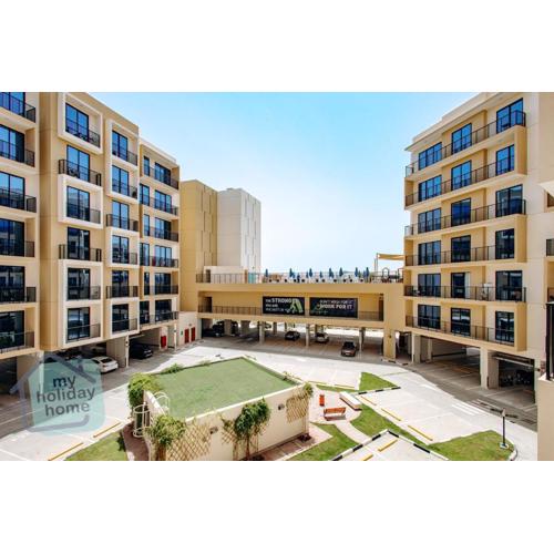 Beachside 1BR Apt Pool, Balcony & Free Parking