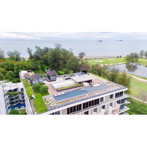 Beachside Chic Coastal Hideaway with Pool, Gym & View