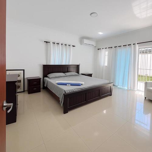 Beachside Private Room & Private Bathroom in Spacious Apartment