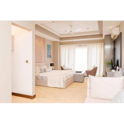 Beachside Studio with King Bed, Rooftop Pool Gym