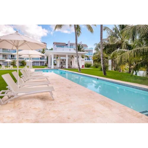 Beachside Studio with Pool, Steps to Playa Bonita