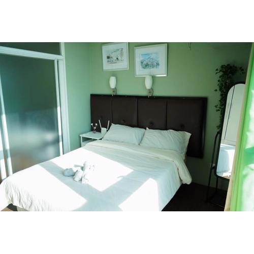 Beautiful 1-Bedroom Condo in Makati - Pool, Gym & Near Airport