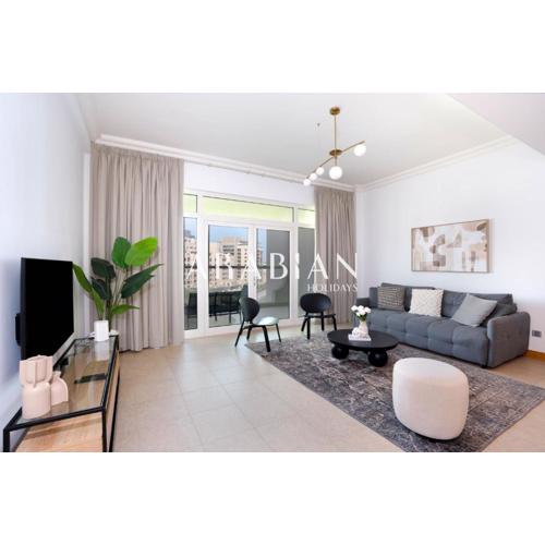 Beautiful 1BR Palm Jumeirah with Pool and Beach Access