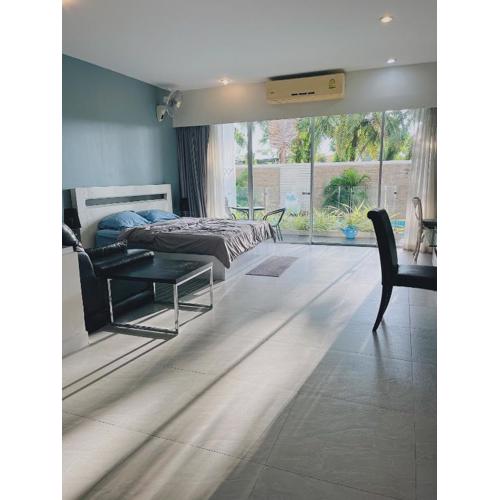 Beautiful apartment by the seaside, terrace pool, free gym