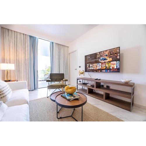 Beautiful Beach APT with Private Jacuzzi, Pool & Golf