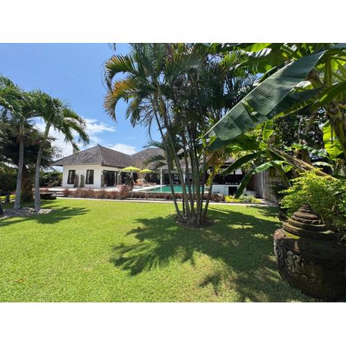 Beautiful Beach Villa Nujum with staff.