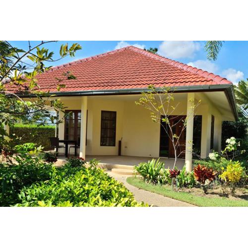 Beautiful bungalow with shared outdoor pool and 2km from the beach