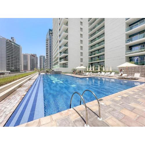 beautiful canal view 1-bedroom apartment in the heart of business bay