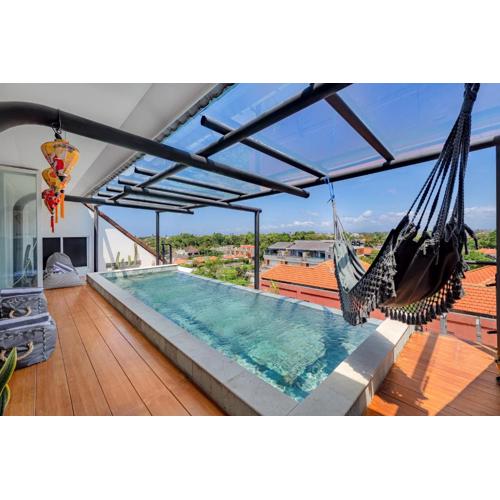 Beautiful Penthouse w/ incredible views, pool, & cinema room!