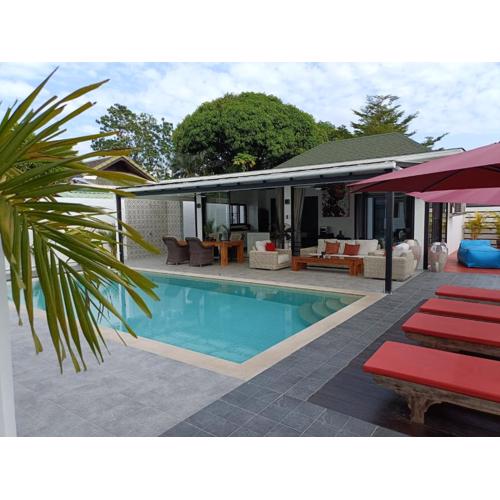 Beautiful private 3 bedroom villa with pool and gym