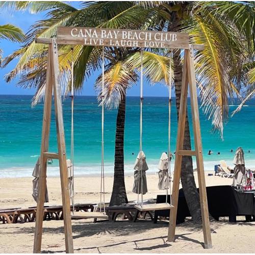 Beautiful property across from HardRock hotel with free casino Private beach club and golf course We now take google pay Apple Pay and PayPal