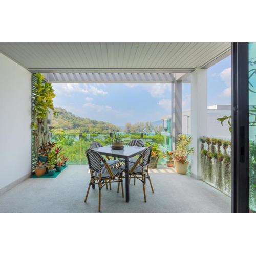 Beautiful top floor penthouse lovely sea views