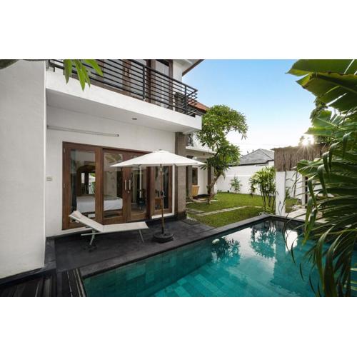 Beautiful villa on the beach side, large garden, parking