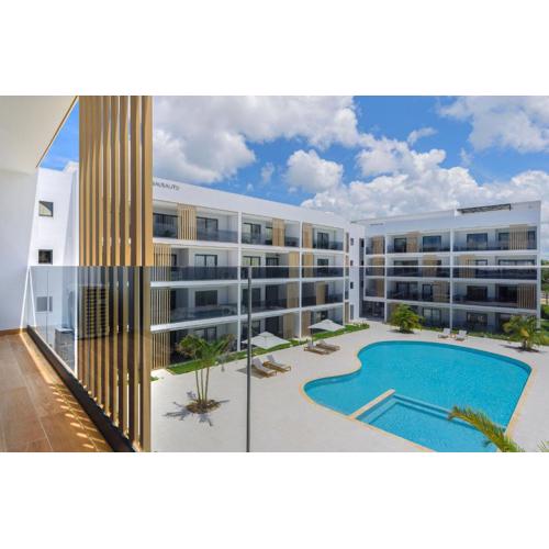 Beauty condo pool views with gym close to the beach