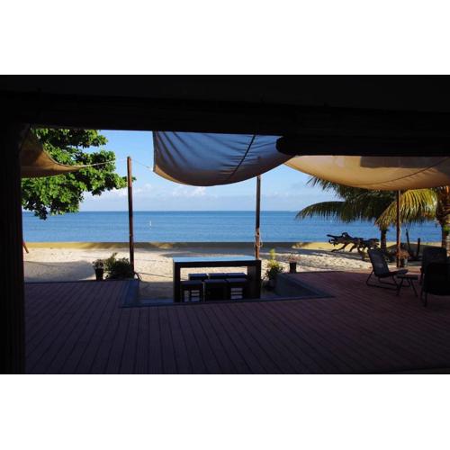 Belle villa , pieds dans l'eau avec piscine