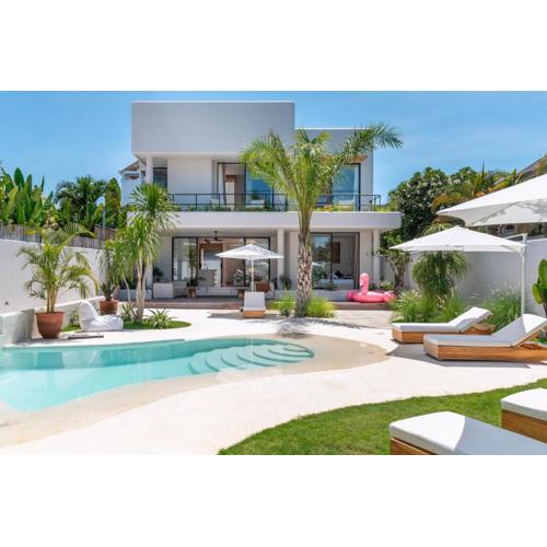 Berawa Breeze: Chic 4BR Beachside Oasis