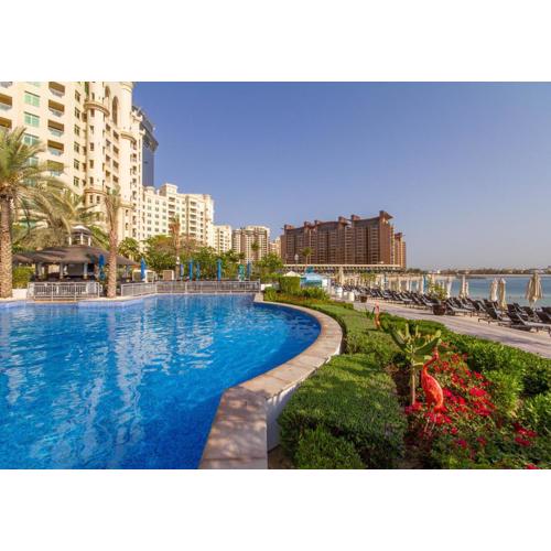 Bespoke Holiday Homes - 2BR Apartment with Riva Beach Club Access, Al Nabat
