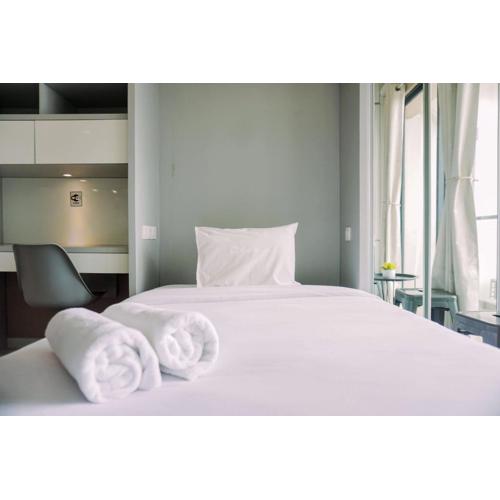 Best Deal and Strategic Studio Sky House BSD Apartment By Travelio