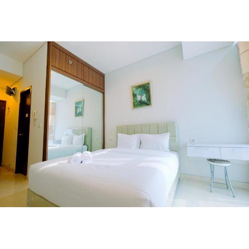 Best Emerald Studio Room Apartment at Capitol Park Residence By Travelio