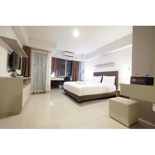 Best Price Spacious Studio Apartment at H Residence near MT Haryono By Travelio