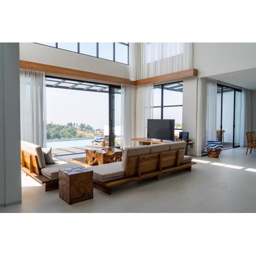 Beverly Hill Mountain City View Villa 8 bedrooms with a private heated swimming pool and a movie room