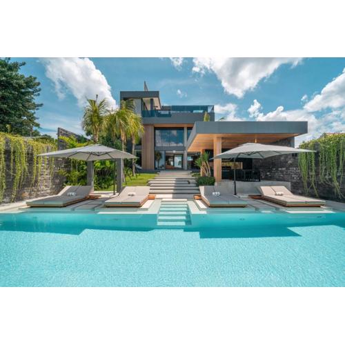 Beyond The Palms - Impressive Brand New 4BR Canggu Villa with Jacuzzi