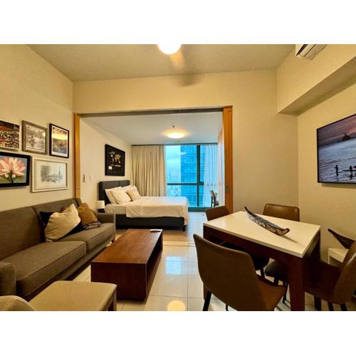 BGC 1BR unit linked to Uptown Mall with own parking