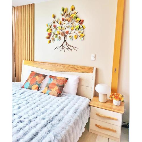 BGC One Uptown Residence King Bed 3 min walk to malls and restaurants