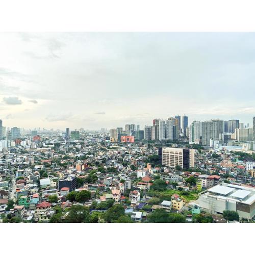 BGC Uptown Parksuites 2BR Skyline View with Balcony and Bathtub
