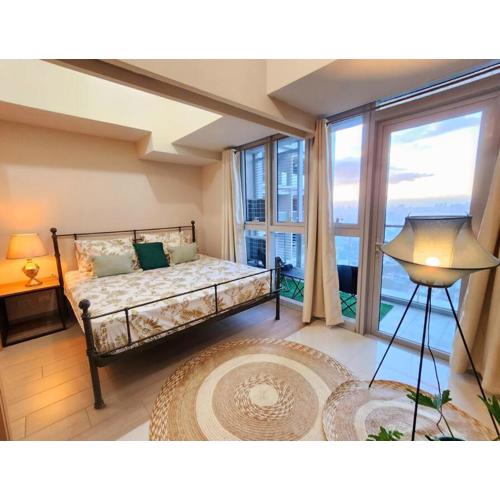 BGC Uptown Parksuites King Bed with Balcony Sunset and City View