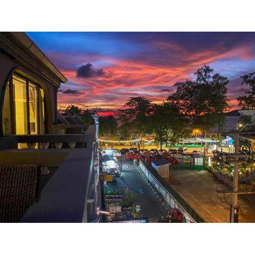 Big Boys' Bed & Burger - Patong Beach