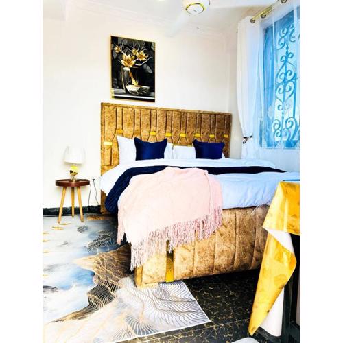 Big Master bed with Private bath, Beautiful view, fast WIFI at City Centre