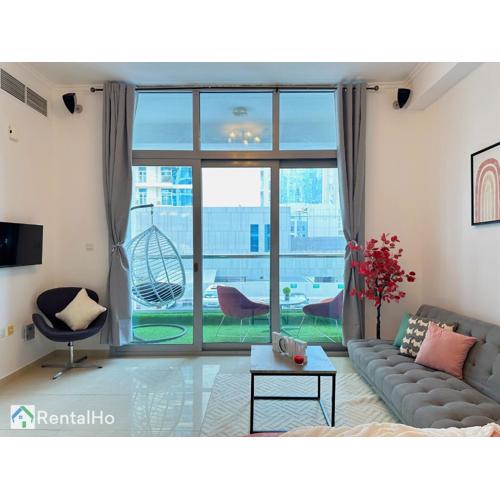 Big Studio w/ Balcony and easy access to the Beach