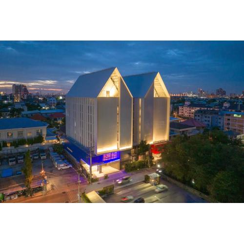 Blue Hippo & Red Crocodile Hotel