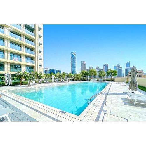 bnbme - Chic 1BR Apt w Balcony Pool Gym Access Steps to Burj Khalifa & Dubai Mall