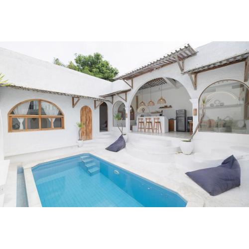 Boho-Chic Canggu 3 BR Pool Villa - Great Location